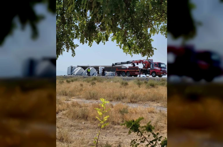 Karapınar’da devrilen tırın sürücü yara almadan kurtuldu