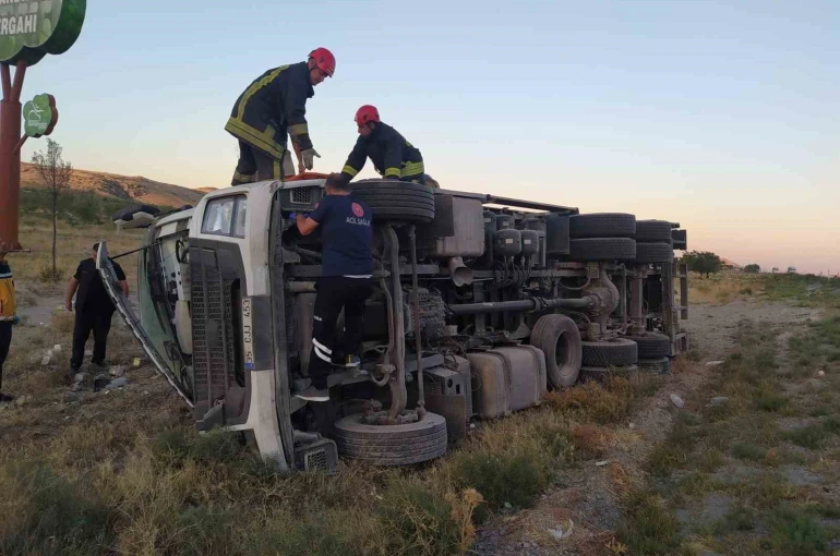 Karapınar’da kamyon devrildi: 2 yaralı