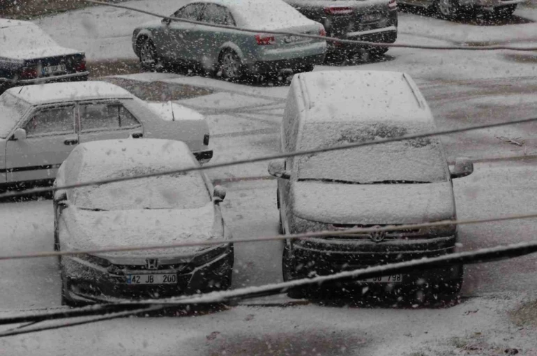 Karapınar’da kar yağışı etkili oldu 