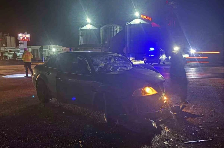 Karapınar’da otomobil ile çekici çarpıştı: 5 yaralı 
