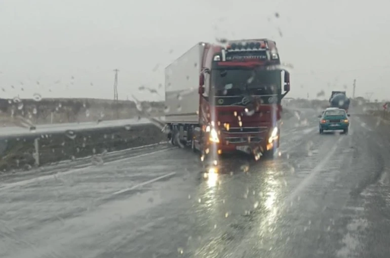 Karapınar’da şiddetli rüzgar ve sağanak sürücülere zor anlar yaşattı 