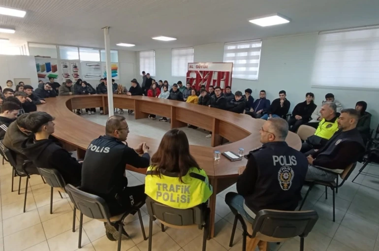 Karasu’da lise öğrencilerine polislik mesleği anlatıldı 