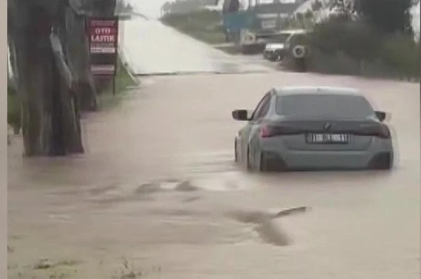 Karataş’ta sağanak hayatı felç etti: Yollar ve tarlalar göle döndü 