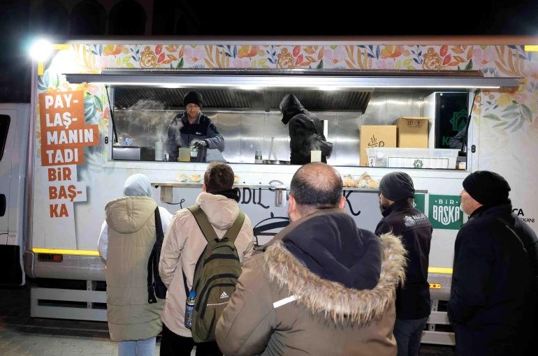 Karatay'da sıcak çorba geleneği sürüyor