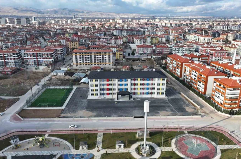 Karatay’da 8 okula FIFA standardında yeni halı saha