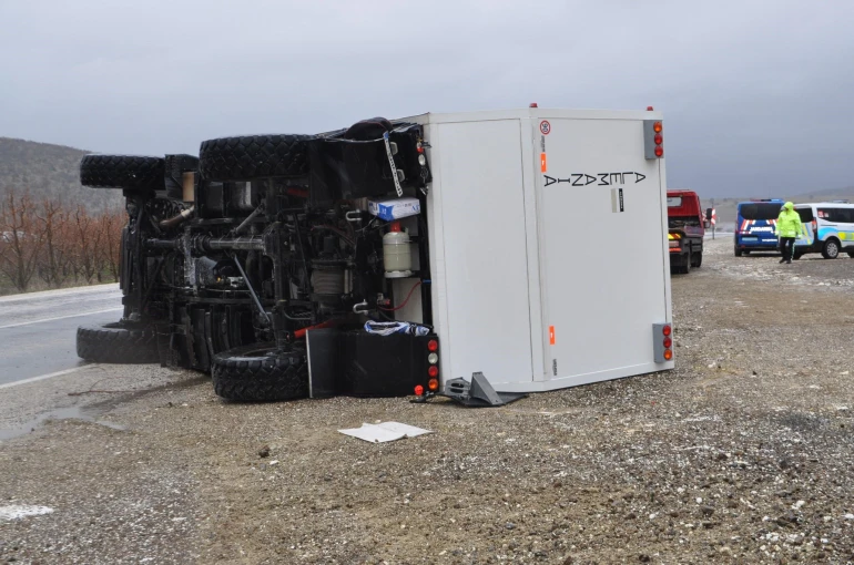 Karavanla otomobilin çarpışmasıyla 1'i ağır 3 kişi yaralandı