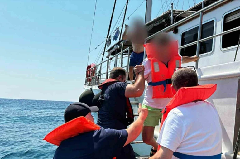 Karaya oturan gezi teknesindeki 11 kişi Sahil Güvenlik tarafından kurtarıldı