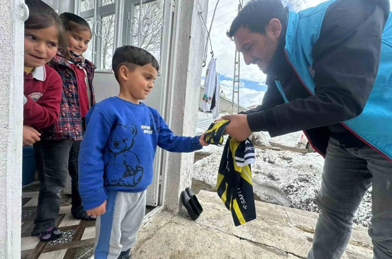 Karayazı Kaymakamı Titiz’den çocuklara anlamlı sürpriz 