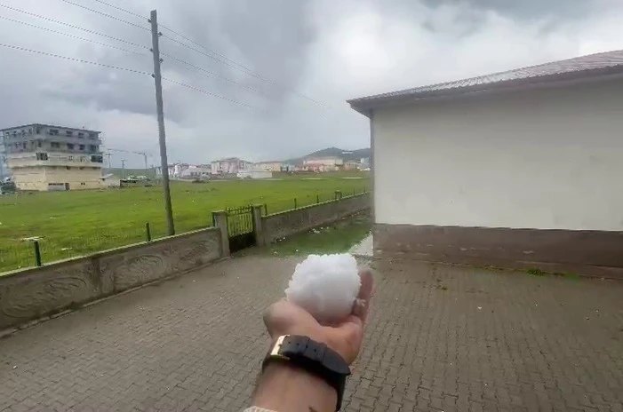Karayazı’da ceviz büyüklüğündeki dolu şaşırttı 