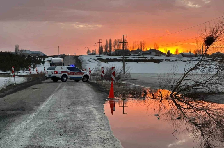 Karayazı’da gölet taştı, yol ulaşıma kapatıldı 