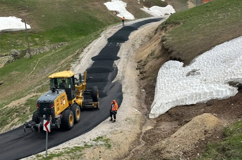 Karayolları Bayburt ekipleri Balahor yolunu asfaltlıyor