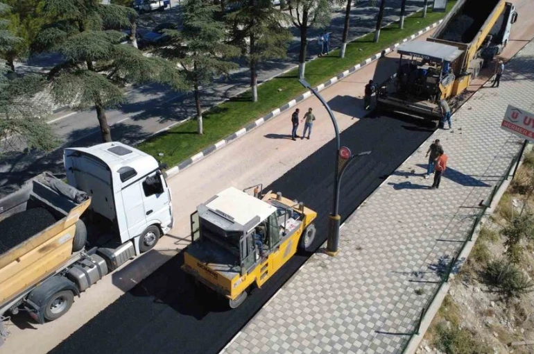 Karayolları tarafından Demirci’de sıcak asfalt çalışmalarına başlandı 