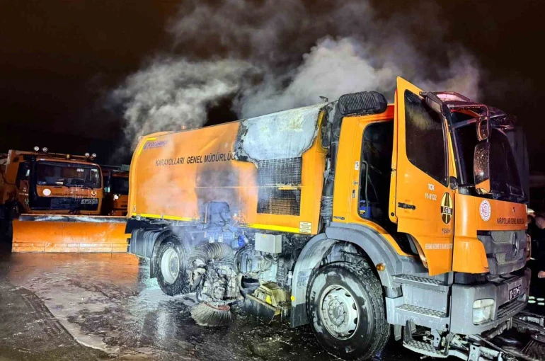 Karayolları’na ait kamyon alevlere teslim oldu 