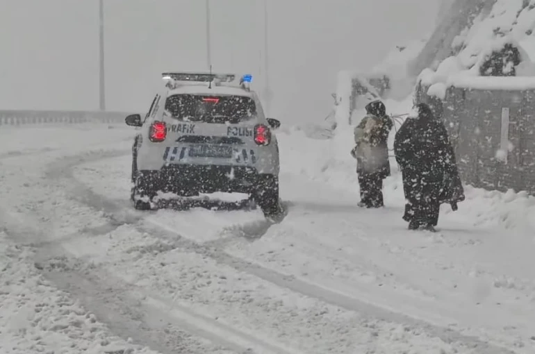 Karda mahsur kalan aileyi emniyet kurtardı