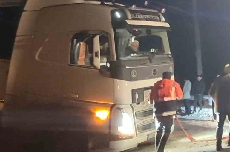 Karda mahsur kalan tır belediye ekipleriyle kurtarıldı 