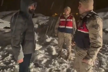 Karda mahsur kalan vatandaşı jandarma kurtardı 