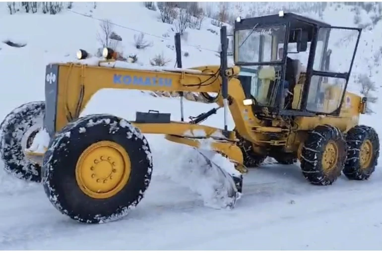 Karda mahsur kalanlar ekipler tarafından kurtarıldı 
