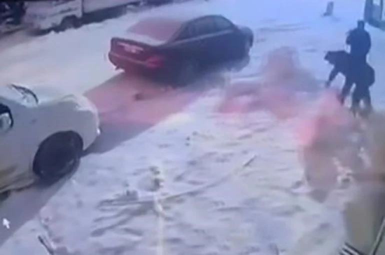 Kardan adama kafa attı 