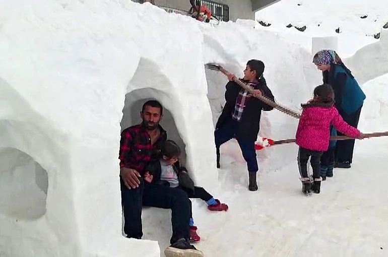 Kardan evler ve oyun alanı yaptı 