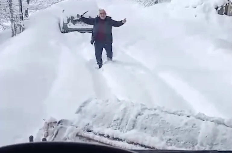 Kardan kapanan köy yolu açılınca oynadı 