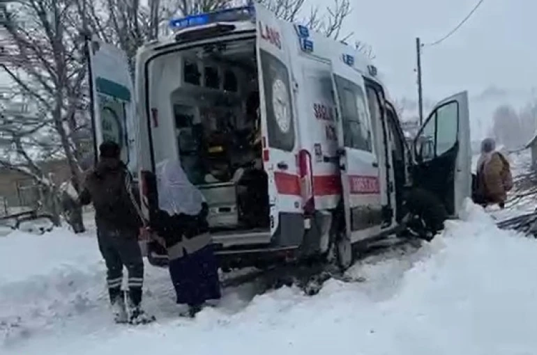 Kardan kapanan yolda hastaneye yetişemeden ambulansta doğum yaptı 