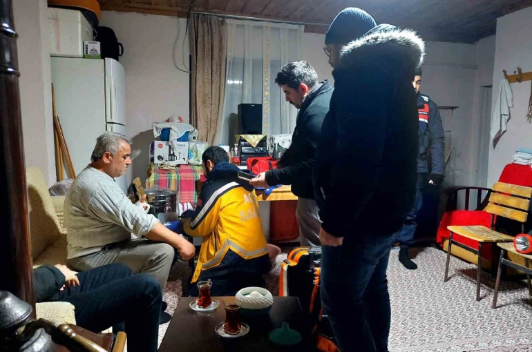 Kardan yolu kapanan köydeki yaralıya ulaşmak için zamanla yarıştılar 