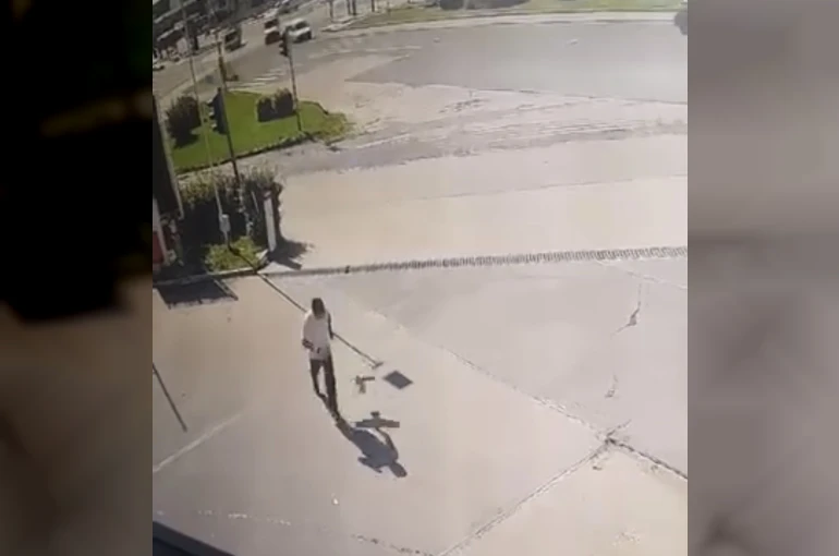 Kargadan kaçarken taklalar attı, o anlar kamerada 