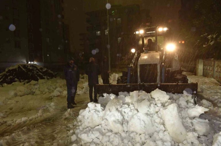 Karla kapanan kırsal mahalledeki diyaliz hastasına belediye ekipleri ulaştı 