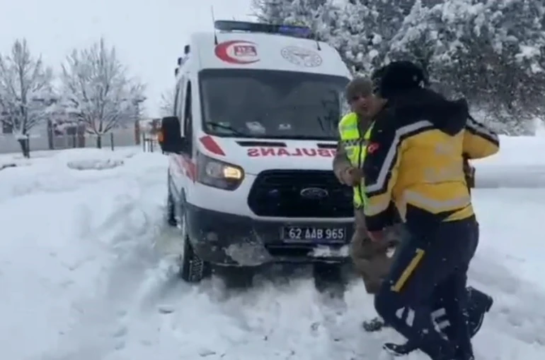Karla kapanan köy yolunda zamanla yarış: Hasta sağlık ekiplerine ulaştırıldı 