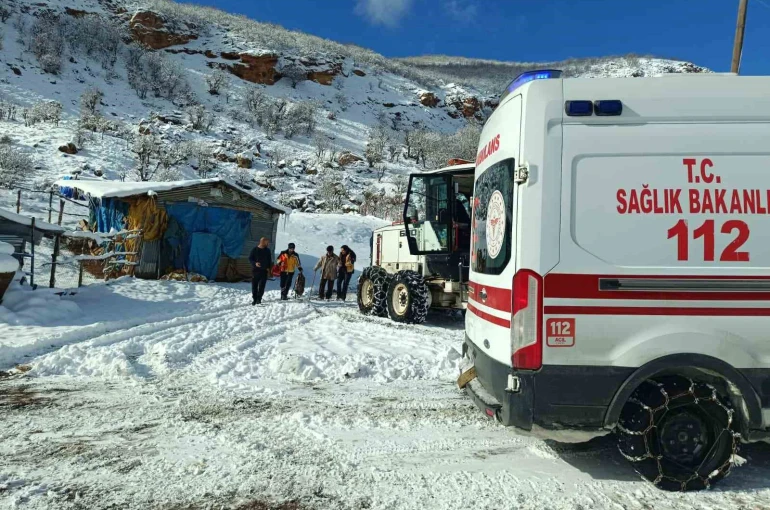 Karla kapanan yollar aşıldı, 2 hasta sağlık ekiplerince hastaneye ulaştırıldı 