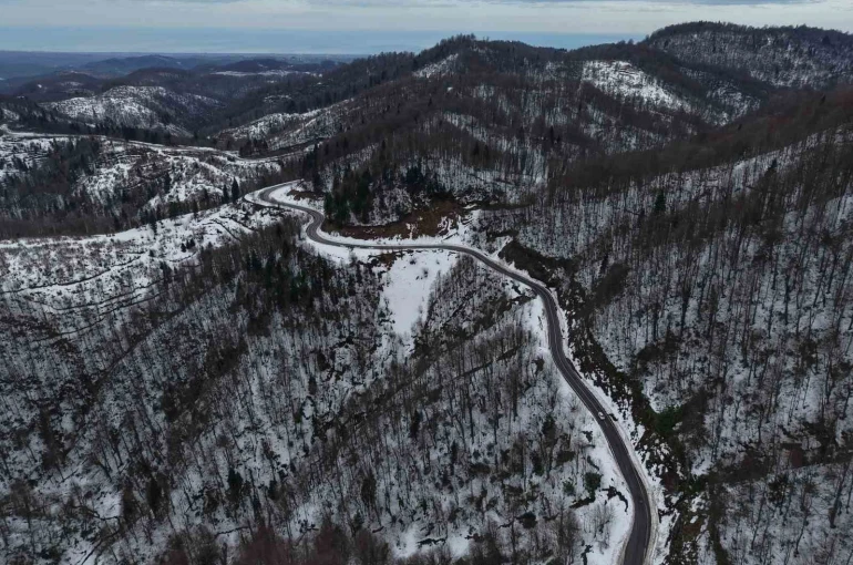 Karla kaplanan 900 rakımlı Çam Dağı, kartpostallık görüntüler sundu 