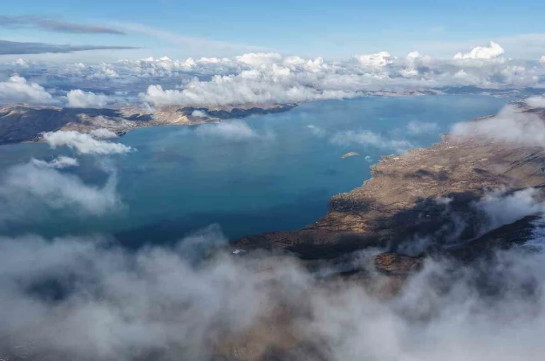 Karla kaplı dağ ve eteğindeki göl, kartpostallık görüntüler oluşturdu 