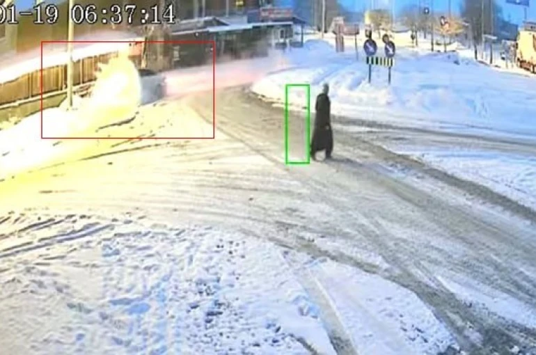 Karla kaplı yolda duramayan araç refüje çıktı 