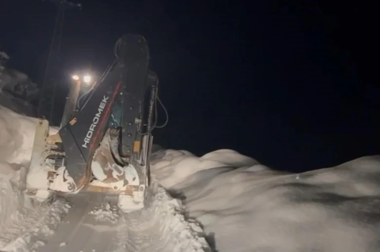 Karla mücadele ekipleri gece gündüz yol açıyor 