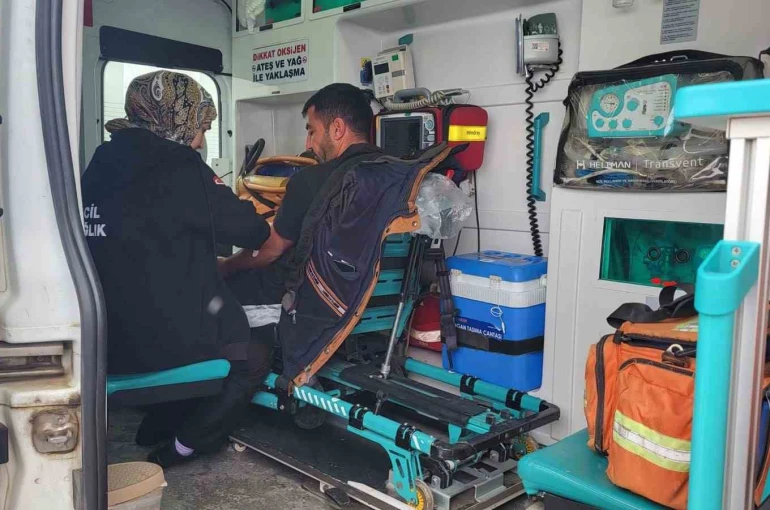 Karla mücadele ekipleri yolları açıyor, hastalara zamanında müdahale yapılıyor 