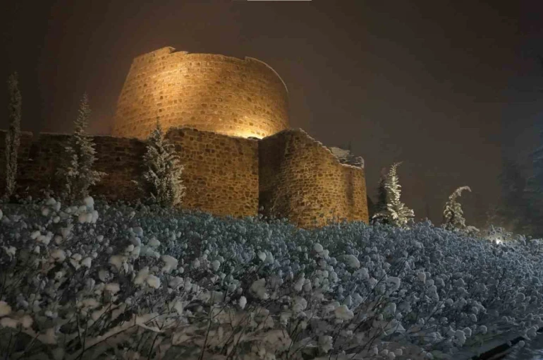 Karlar altındaki Aydos Kalesi mest etti 