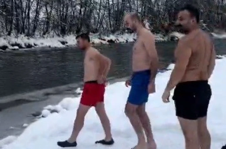 Karların arasından buz gibi nehre: Tunceli’de 3 arkadaş soğuğa meydan okudu 