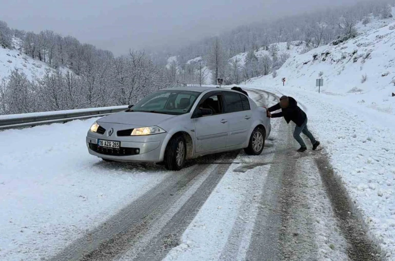 Karlı yolda birçok araç mahsur kaldı