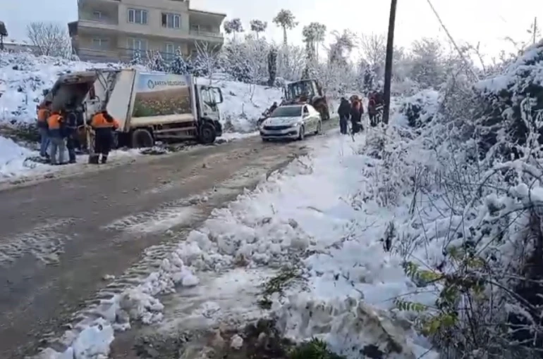 Karlı yolda çöp kamyonu geriye kaydı, işçi yaralandı 