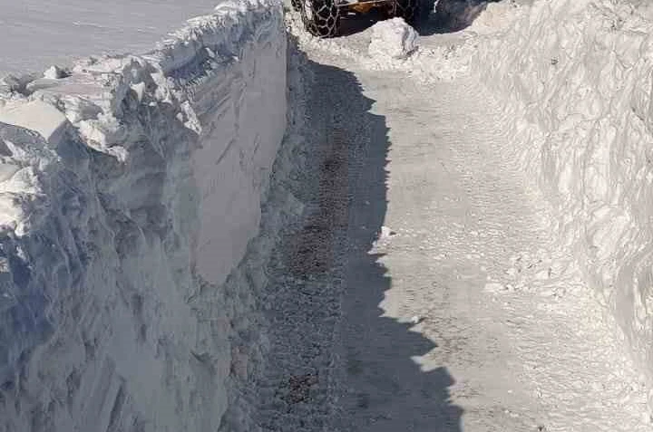 Karlıova’da 2 metreyi aşan karla mücadele