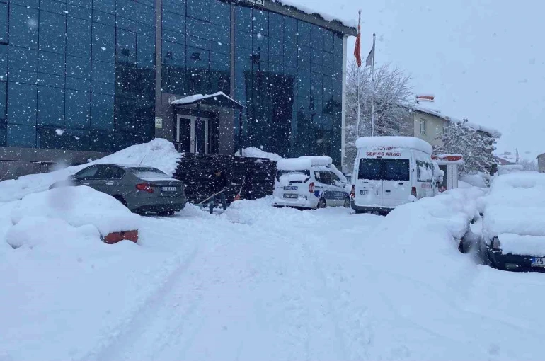 Karlıova’da kar kalınlığı 30 santime ulaştı 