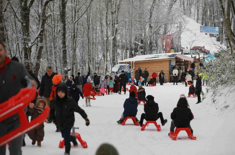 Karne hediyesi kar eğlencesi: Aktepe’de 7’den 70’e kızak şöleni 
