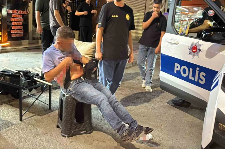 Karnından bıçakla yaralandı, polislere bağırıp yol ortasında soyundu 