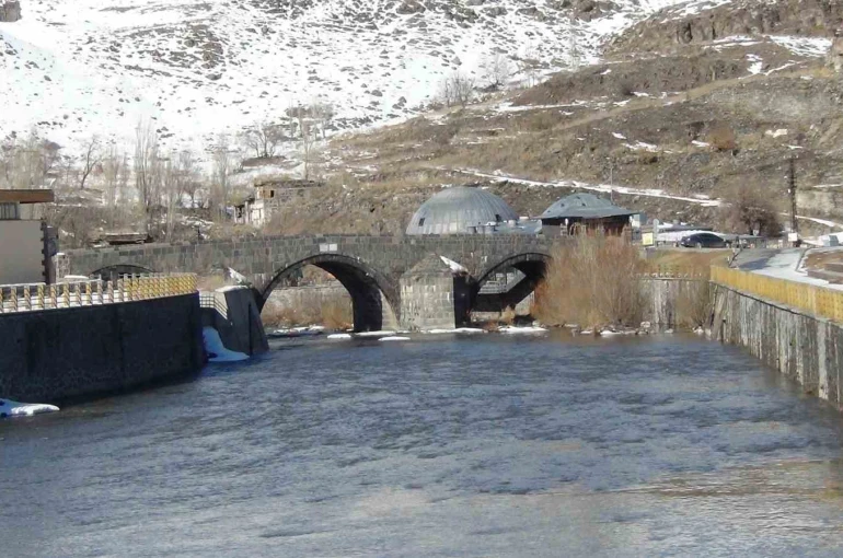 Kars Çayı’nda erken bahar: Zemheri beklenirken buzlar çözüldü 