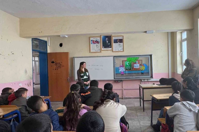 Kars Çerme Ortaokulu öğrencilerine bağımlılıkla mücadele eğitimi verildi 