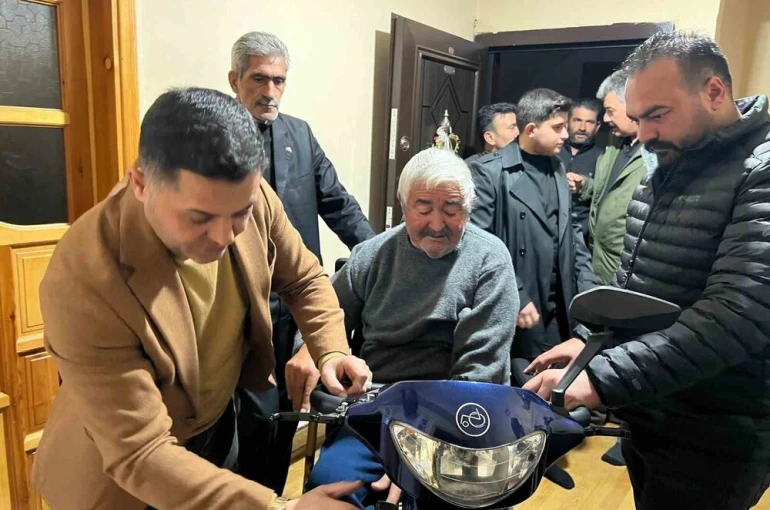 Kars MHP’den engelli vatandaşa akülü araç desteği 