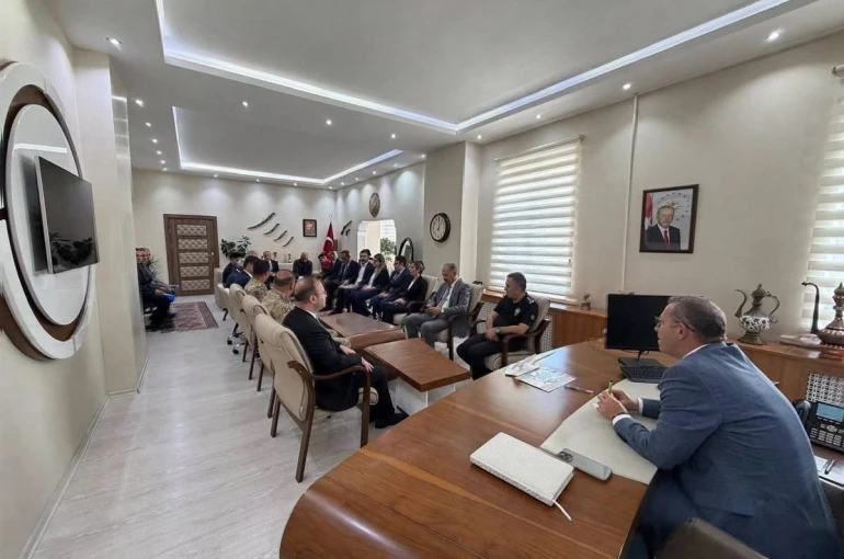 Kars Valisi Polat, Arpaçay’da kurum yöneticileriyle bir araya geldi