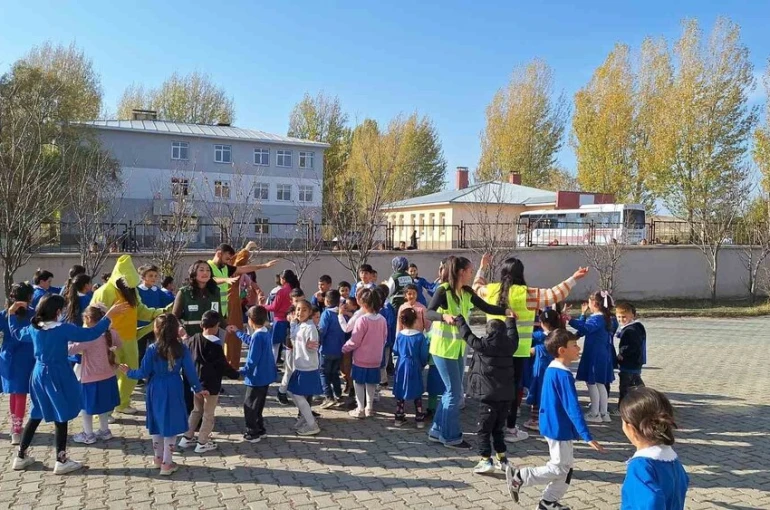 Kars Yeşilay minik yüreklere dokundu 