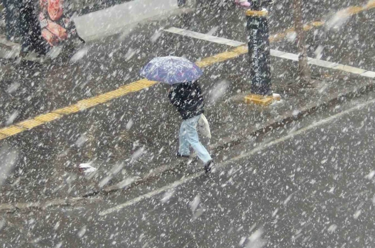Kars’a kar biranda geldi her taraf bembeyaz oldu 