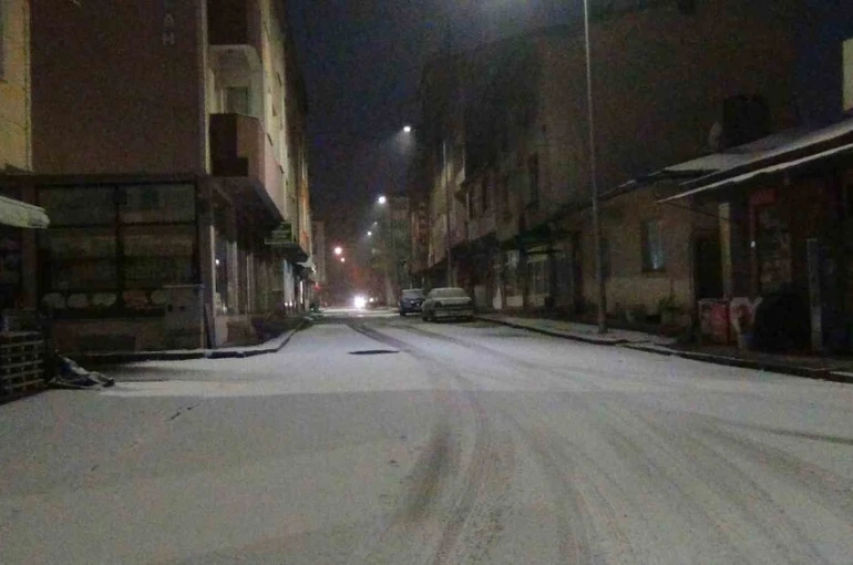 Kars’a mevsimin ilk karı düştü 